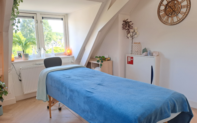 ruimte voor energetisch werk huren Apeldoorn, ruimte voor reiki behandelingen huren Apeldoorn, ruimte voor craniosacraal therapie huren Apeldoorn, ruimte voor holistische therapie huren Apeldoorn. praktijkruimte huren inclusief behandelbank Apeldoorn, Praktijkruimte met behandeltafel huren Apeldoorn.