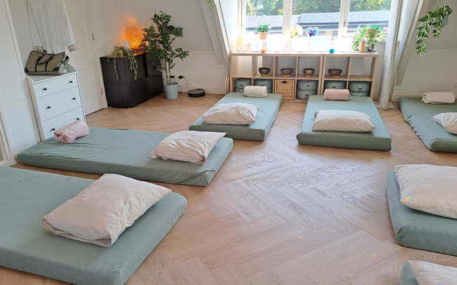 ruimte voor ademwerk huren, ademsessies Apeldoorn, warme sfeervolle praktijkruimte huren Apeldoorn